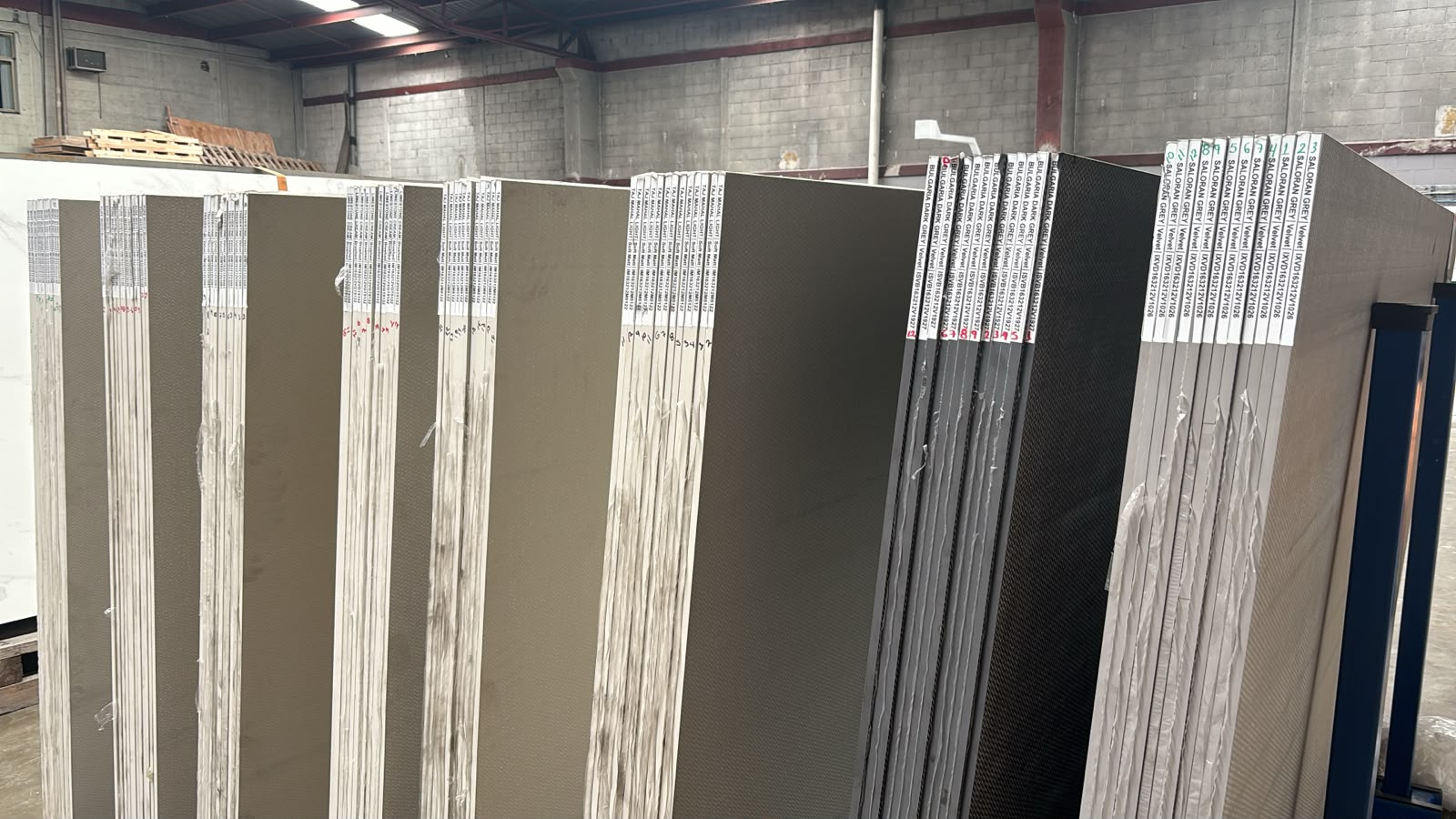 Stock permanente de losas etiquetadas por referencia y lote.